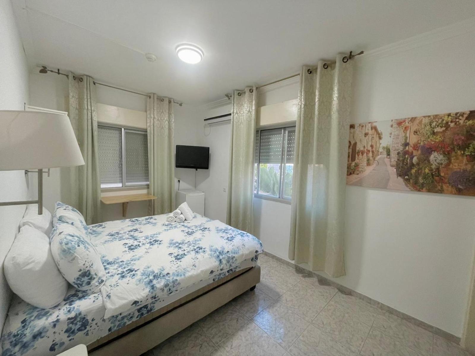 Amigo Hotel On The Beach Nahariya Exterior foto